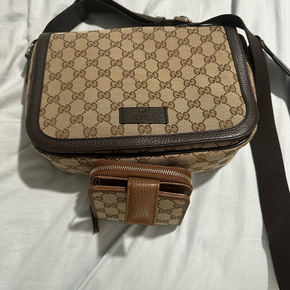 Woman Gucci Brown Messenger Bag and wallet